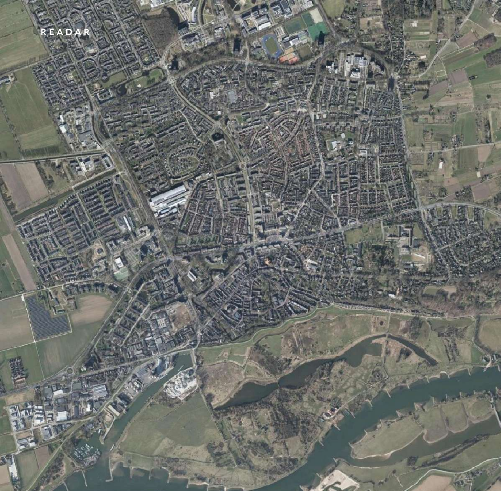 Luchtfoto van gemeente Wageningen met de Neder-Rijn