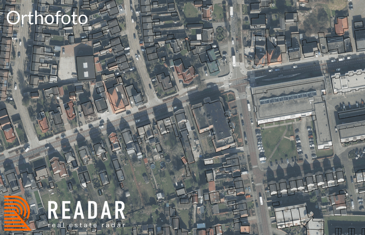 Orthophoto with building lean vs Readar's TrueOrtho without building lean. The black lines show the building contours from the BAG/BGT bas map.